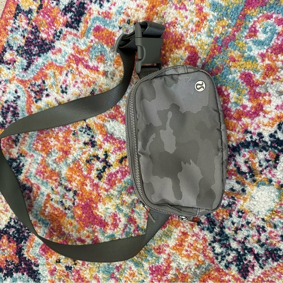 lululemon athletica Handbags - Lululemon belt bag !
